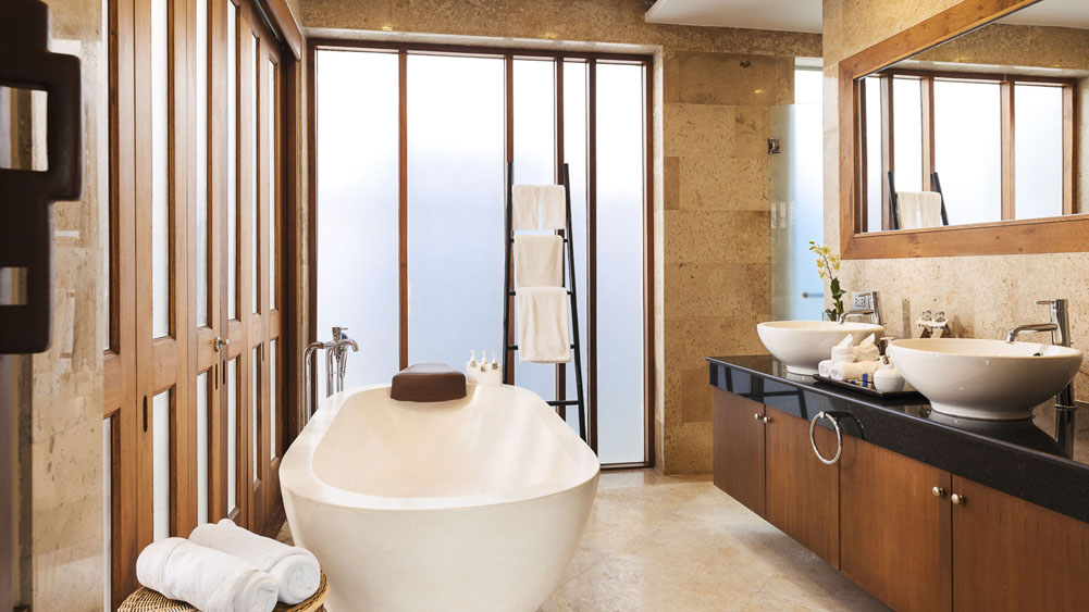 Tawantok Beach Villas - Lovely ensuite with freestanding bathtub